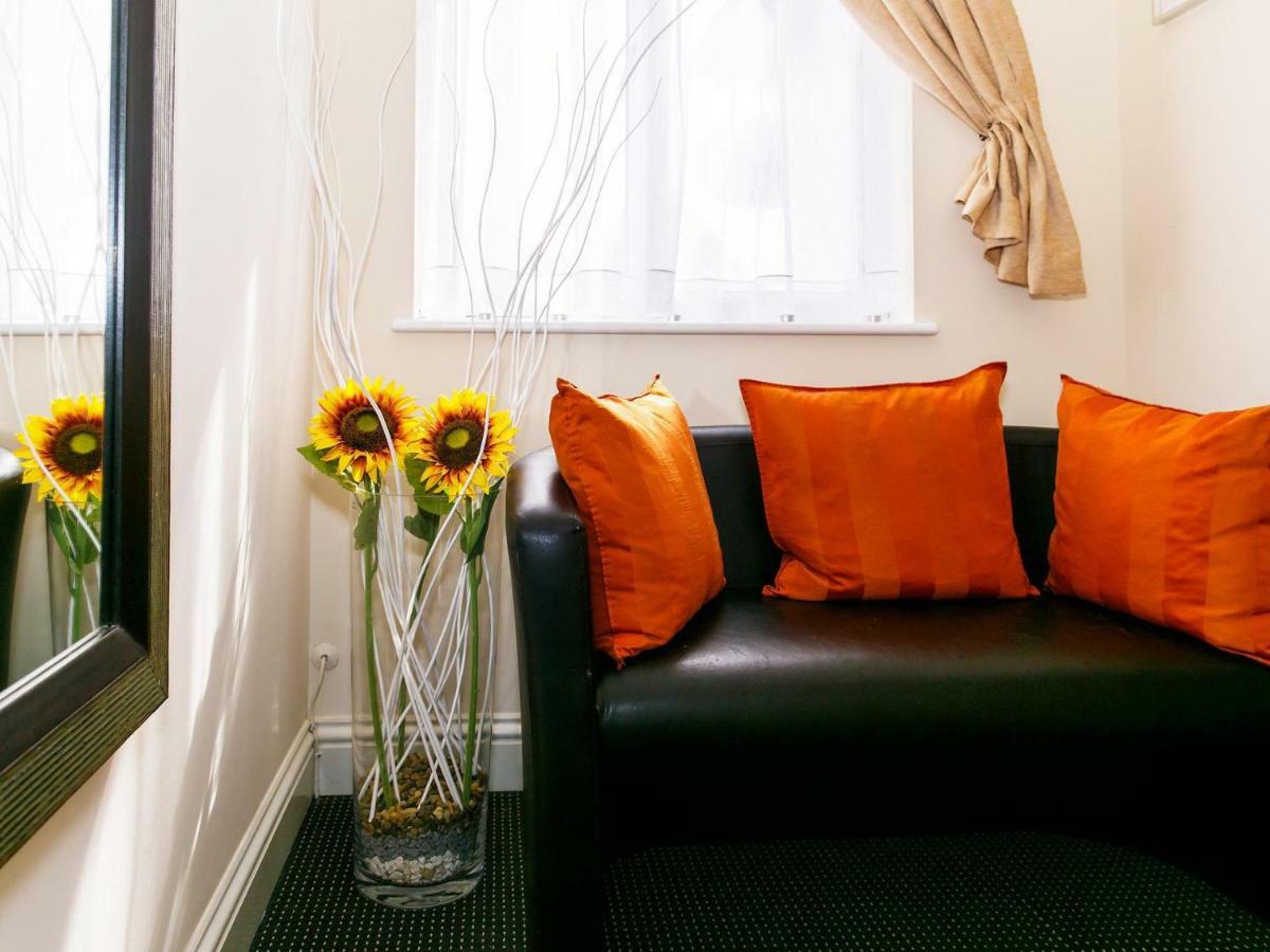 Mandeville Rooms Northolt  Bagian luar foto